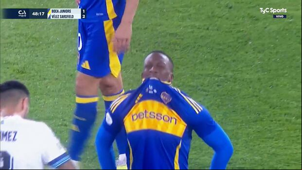 Luis Advíncula se fue expulsado vs. Vélez por la Copa Argentina 2024. (Foto: TyC Sports).
