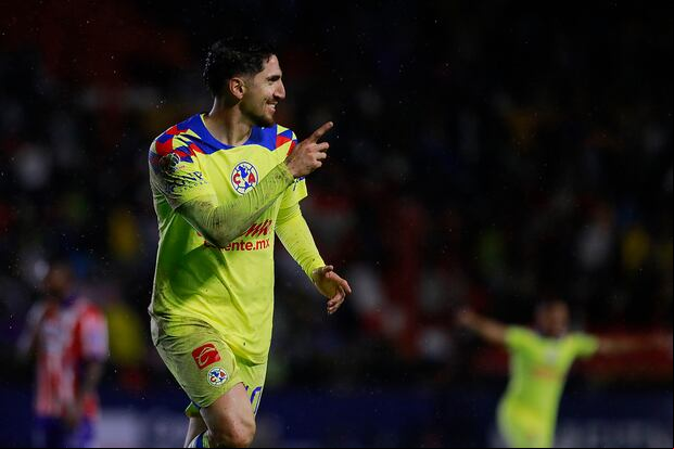 MEX4058. SAN LUIS POTOSÍ (MÉXICO), 06/12/2023.- Diego Valdés del América celebra un gol anotado al Atlético San Luis hoy, durante un juego de ida por las semifinales del torneo Apertura 2023 de la Liga MX del fútbol mexicano, celebrado en el estadio Alfonso Lastras, ciudad de San Luis Potosí (México). EFE/Víctor Cruz