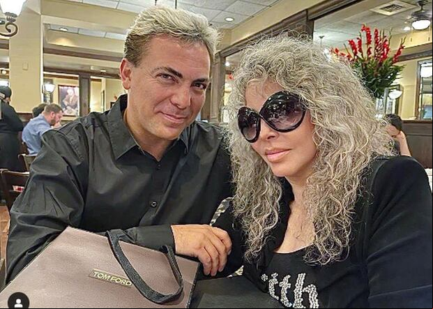 El cantante al lado de su madre Verónica Castro, con quien posa para la cámara (Foto: Cristian Castro / Instagram)