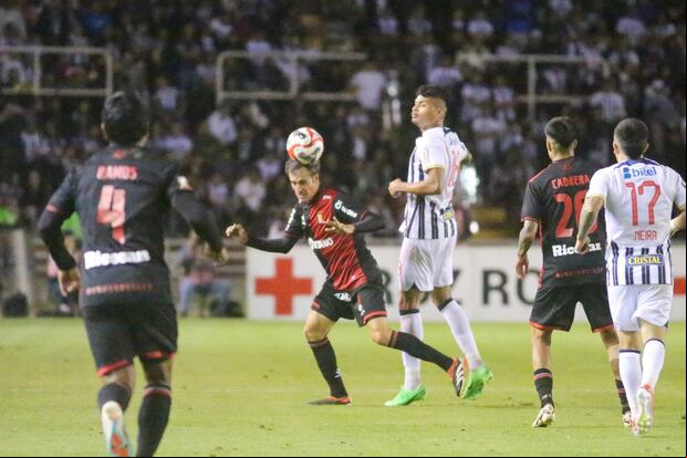 Jeriel De Santis fue neutralizado por la defensa del 'Dominó'. (Joel Alonzo/ @photo.gec)