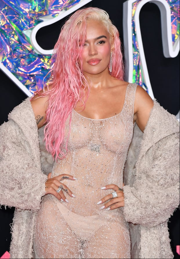 Karol G deleitó a todos en la alfombra rosa (Foto: AFP)