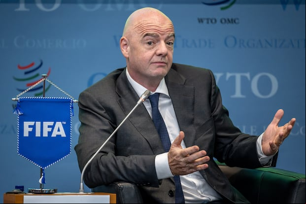 El presidente de la FIFA, Gianni Infantino, habla durante un evento titulado "¡Haciendo puntos en el comercio para las mujeres!", un debate sobre el fútbol como herramienta para el comercio y el desarrollo en la sede de la OMC en Ginebra, el 1 de mayo de 2023. (Foto de Fabrice COFFRINI / AFP)