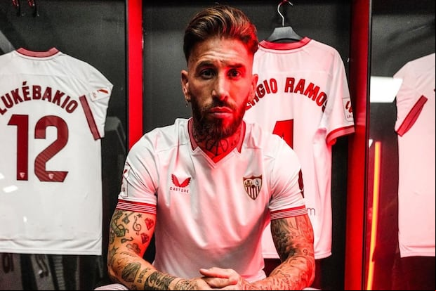 Sergio Ramos volvió a Sevilla como jugador libre y firmó por una temporada. (Foto: @SevillaFC)