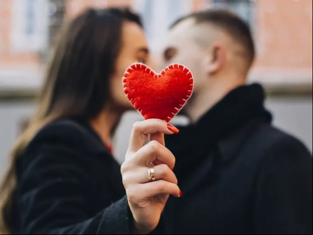 Lista de las 50 mejores frases de amor muy bonitas, cortas, origínales, románticas y auténticas para decirle a tu pareja, novia o esposa este 14 de febrero por San Valentín. (Foto: Composición)
