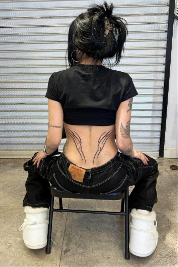 Así fue el tatuaje de Cazzu que se realizó tras separarse de Nodal (Foto: Tototauer / Instagram)