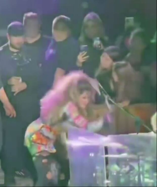 Gloria Trevi fue criticada por escupir a fanáticos en su concierto en vivo (Foto: Reina Venenosa / Instagram)