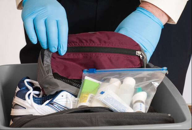 Cada artículo no puede superar los 100 ml. (Foto: leezsnow/iStock)