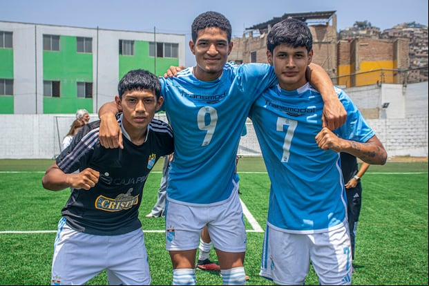 Max Castro junto a Mateo Rodríguez y Jair Moretti, las jóvenes promesas de Cristal. (Foto: Agencias)