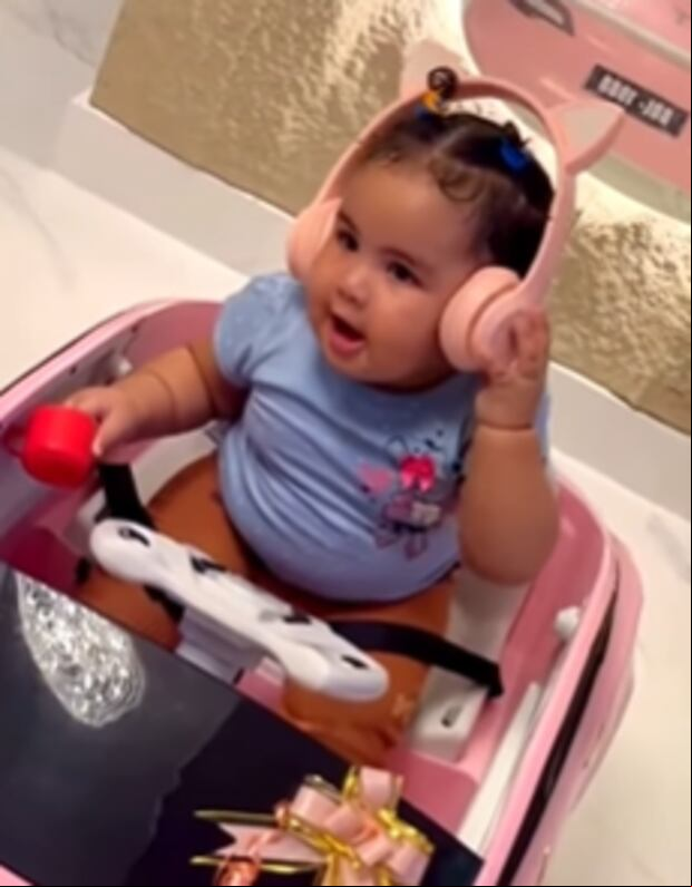 La hija de Anuel AA y Yailin La Más Viral presumiendo de sus regalos (Foto: Trapitos calientes oficial / Instagram)