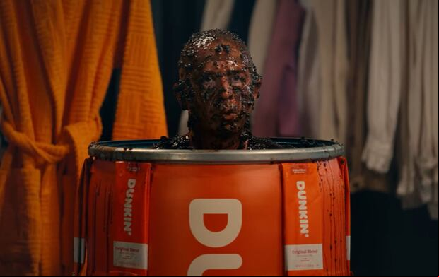 El actor Jeremy Strong también participó en el ‘teaser’ del comercial de Dunkin’, donde se bromea sobre su intenso método de actuación. (Foto: Dunkin’ / YouTube)