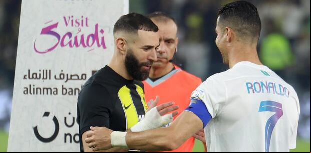 Cristiano y Benzema, excompañeros en Real Madrid, se encontraron en Arabia. (Foto: Getty)