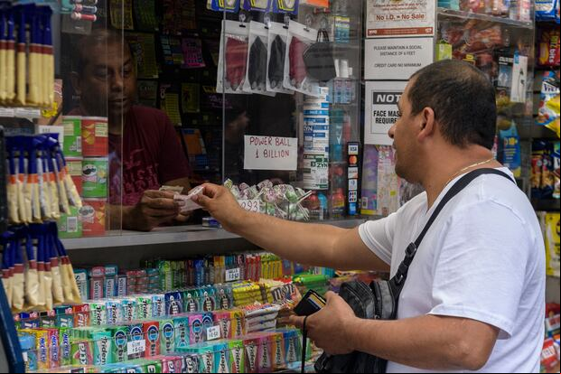 Una persona compra boletos de Powerball en un quiosco de periódicos en la ciudad de Nueva York el 19 de julio de 2023. El premio mayor de Powerball ha alcanzado los 1,000 millones de dólares para el sorteo del 19 de julio de 2023, lo cual solo ha ocurrido dos veces antes en la historia del juego (Foto: AFP)