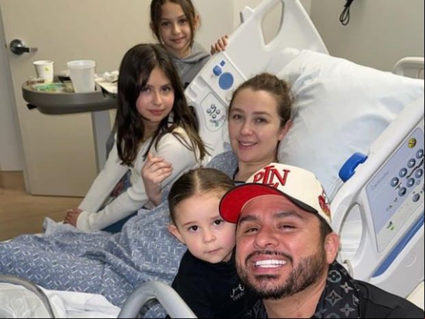 Larry, Kenia y sus tres hijas en común posando en un selfie, mientras que la cuarta integrante todavía descansa en la parte inferior izquierda de la instantánea (Foto: Larry Hernández / Instagram)