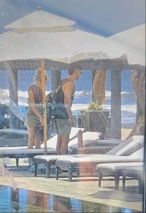 Foto que confirma que Lucas Blondel y Morena Beltrán están juntos en una playa. (Foto: X).