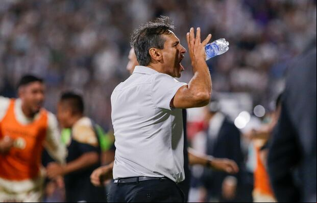 Fabián Bustos fue sancionado cuatro fechas por estos gestos en el clásico. (Foto: GEC)