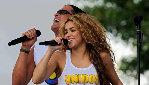 Shakira y Carlos Vives cantaron juntos en “La bicicleta” (Fotos: AFP)
