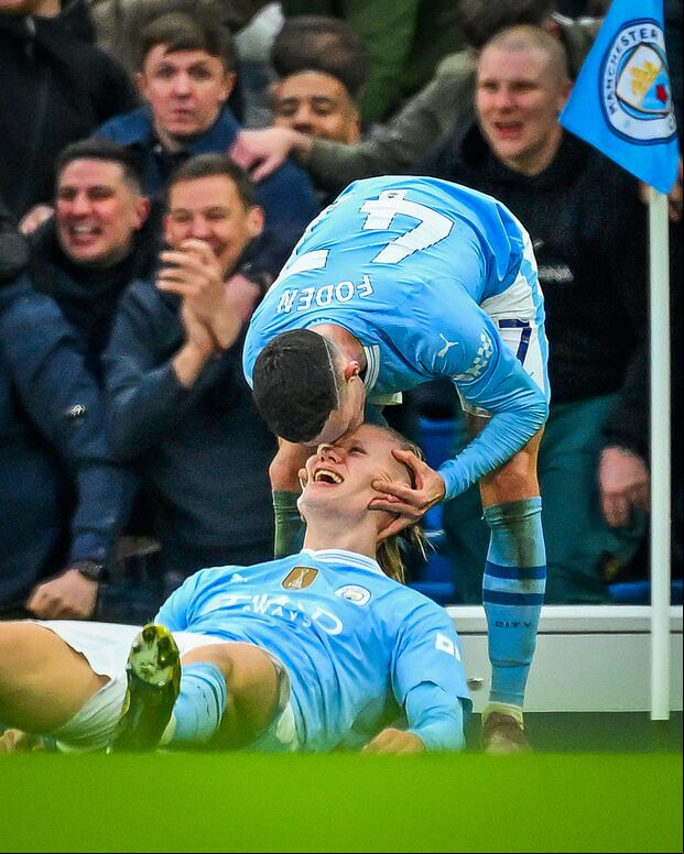 Erling Haaland y Phil Foden, celebrando el tercer tanto de Manchester City frente al United. (Foto: Agencias).