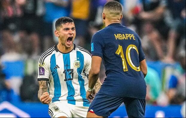 Cristian Romero festeja en la cara de Mbappé uno de los goles de Argentina en la final del Mundial 2022.