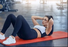 Tres ejercicios que puedes realizar en un mini gimnasio adaptado en casa