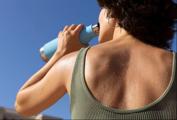 Esta imagen muestra a una mujer sudando que está rehidratándose. (Foto: freepik)