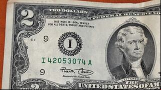 Pagan cientos de dólares por este billete de 2 dólares: tiene una curiosa imperfección en el número de serie