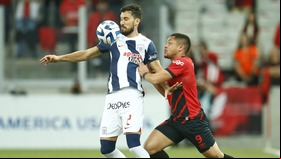 Alianza Lima cayó 3-0 ante Paranaense por la Copa Libertadores 2023. (Foto: EFE)