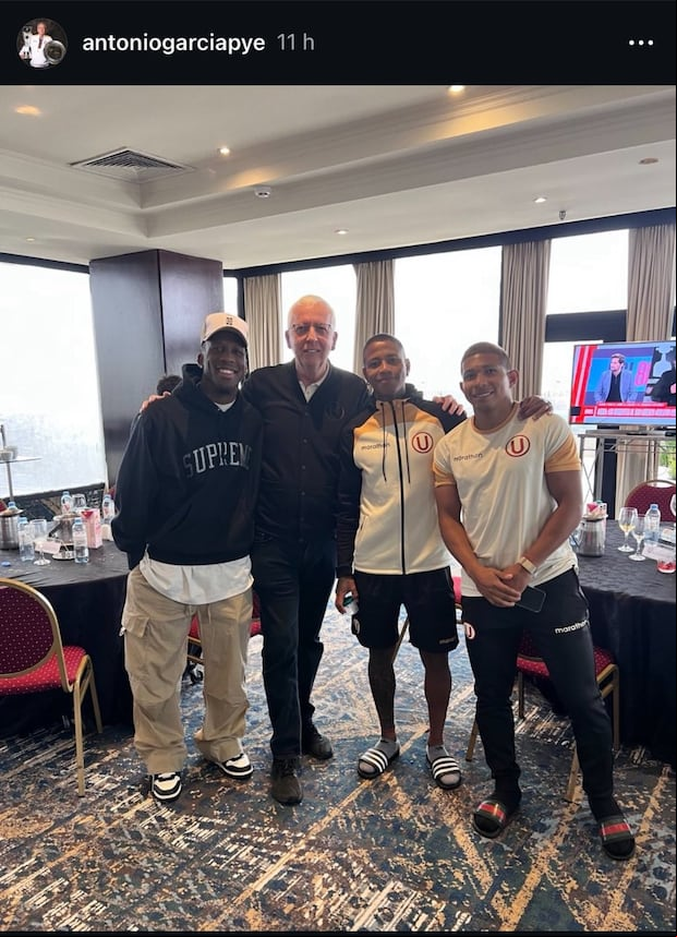 Luis Advíncula visitó la concentración de Universitario en Buenos Aires. (Captura)