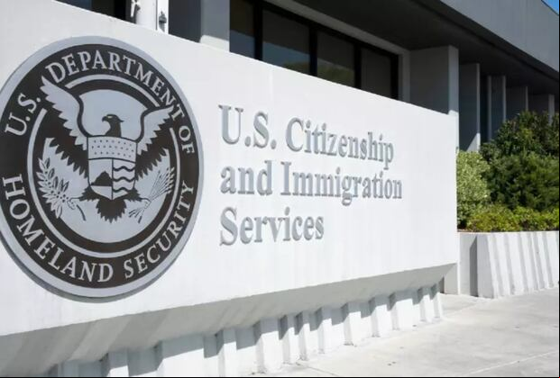 Además de procesar solicitudes de inmigración y ciudadanía, el USCIS también ofrece servicios como la renovación de tarjetas verdes, permisos de trabajo, asilo, refugio y la protección contra la deportación para ciertos solicitantes. (Foto: Shutterstock)