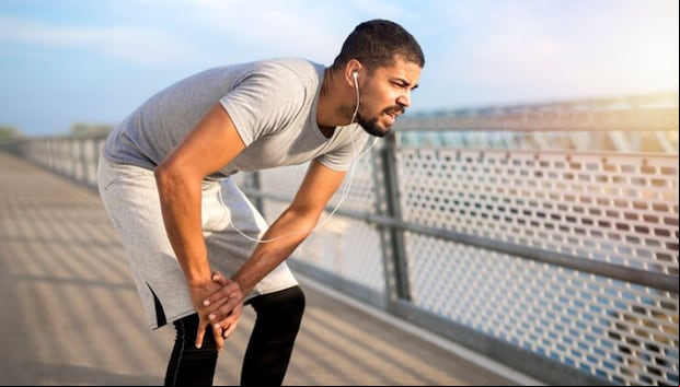 Esta imagen te muestra a un hombre con fatiga muscular. (Foto: katemangostar / Freepik)