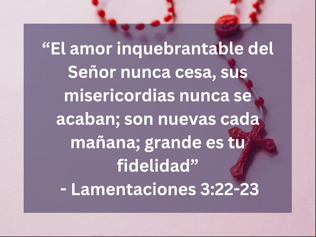 "El amor inquebrantable del Señor nunca cesa, sus misericordias nunca se acaban; son nuevas cada mañana; grande es tu fidelidad" - Lamentaciones 3:22-23. | Crédito: Foto de Karolina Grabowska / Composición Mix