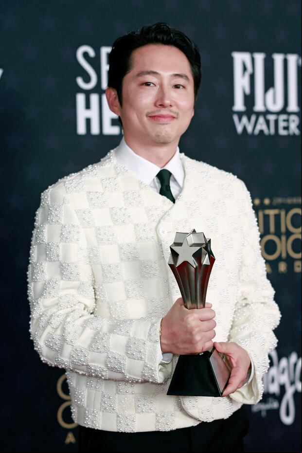 Steven Yeun en la edición 29 de los Critics Choice Awards llevando un traje Louis Vuitton (Foto: Michael TRAN / AFP)