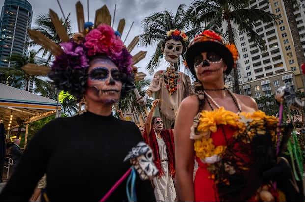 Personas vestidas como Catrina. (Foto de Giorgio Viera / AFP)