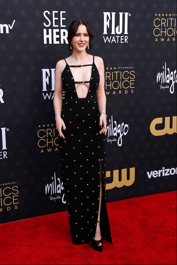 Rachel Brosnahan en la alfombra roja de la edición 29 de los Critics Choice Awards (Foto: Michael TRAN / AFP)