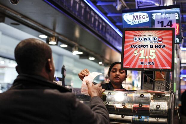 Cada vez más personas en Estados Unidos adquieren su boleto del Powerball (Foto: AFP)