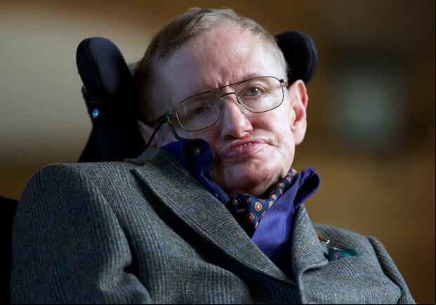 El físico Stephen Hawking posa para una fotografía antes de la proyección de gala del documental 'Hawking', una película sobre su vida, el 19 de septiembre de 2013. (Foto de ANDREW COWIE / AFP).