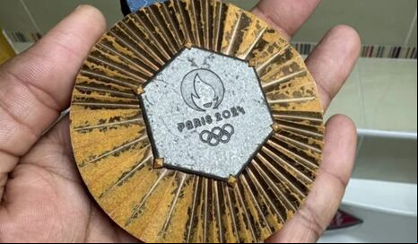 Solo pasaron unos meses: atletas muestran el deterioro de las medallas de bronce de París 2024