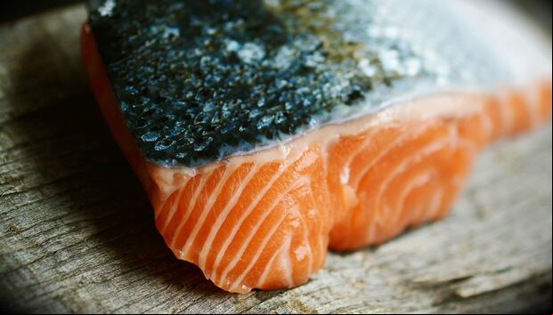 En esta imagen se puede apreciar el pescado que debes comer si es que quieres marcar tus abdominales. (Foto: congerdesign / Pixabay)