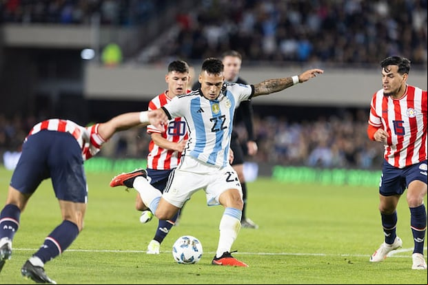 Argentina y Paraguay se miden por la fecha 11 de las Eliminatorias al Mundial 2026. (Foto: Getty Images)