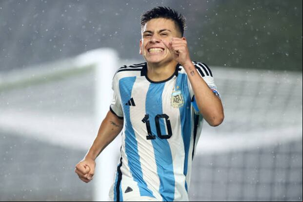 Claudio Echeverri tiene 17 años y juega en River Plate. (Foto: Getty Images)