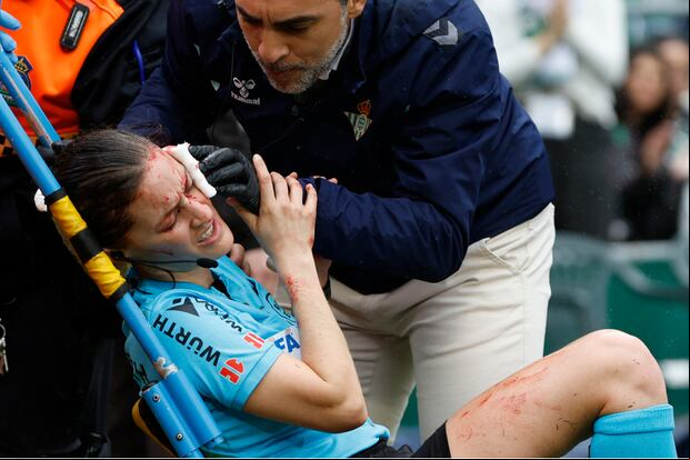 La asistente Guadalupe Porras Ayuso es retirada del terreno de juego tras ser golpeada por una cámara autónoma de la televisión en el partido enntre el Real Betis y el Athletic Club. (Foto: EFE)