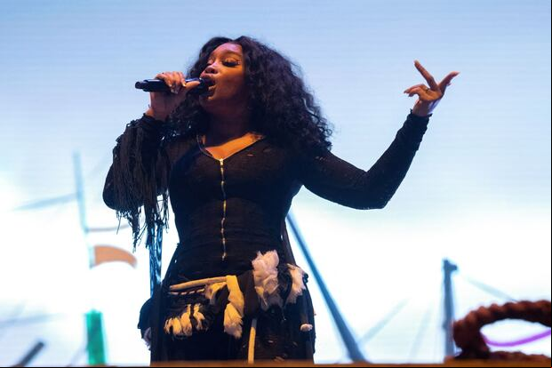 La cantante y compositora estadounidense SZA actúa durante el Austin City Limits Festival en Zilker Park el 7 de octubre de 2022 en Austin, Texas (Foto: Suzanne Cordeiro / AFP)