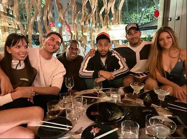 La cantante colombiana Shakira compartió con amigos en Barcelona, entre ellos, el piloto Lewis Hamilton