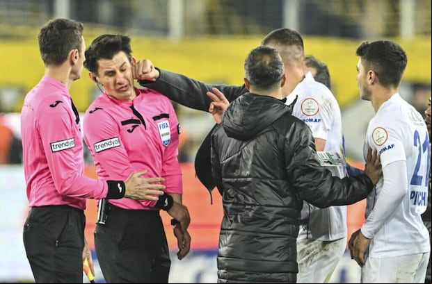 Halil Umut Meler ha decidido poner fin a su carrera como colegiado tras recibir varios puñetazos y patadas de Faruk Koca, presidente del Ankaragucu.