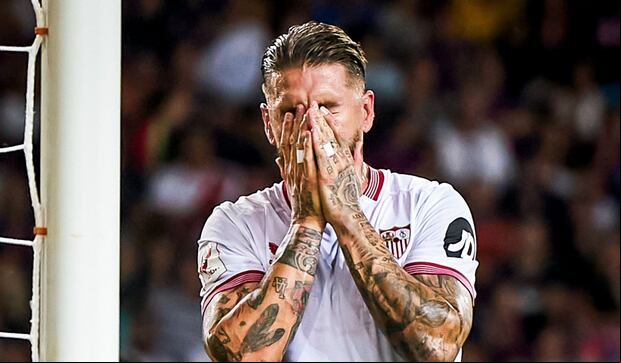 Sergio Ramos perdió los papeles con un hincha del Sevilla. (Foto: Getty Images)