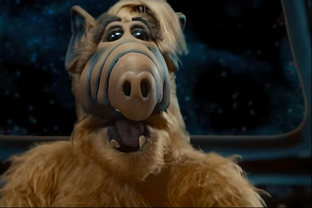 Michu Meszaros se puso el disfraz de ALF (Foto: NBC)