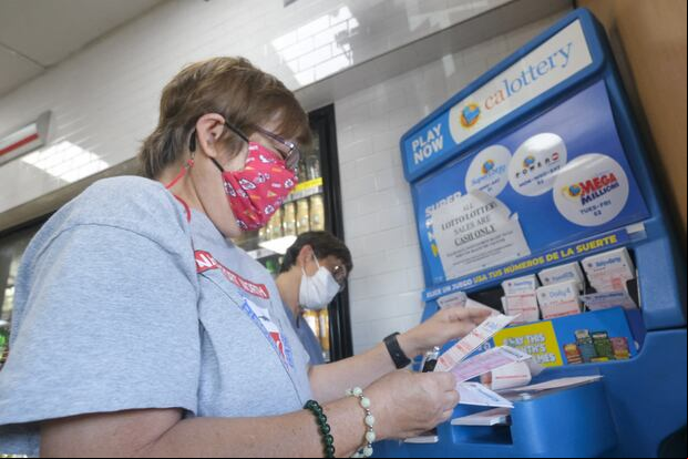 Son varios los jubilados en Estados Unidos que esperan sus cheques (Foto: AFP)