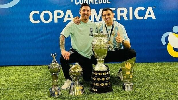 Lionel Messi y Emiliano Martínez con su primera Copa América para Argentina.