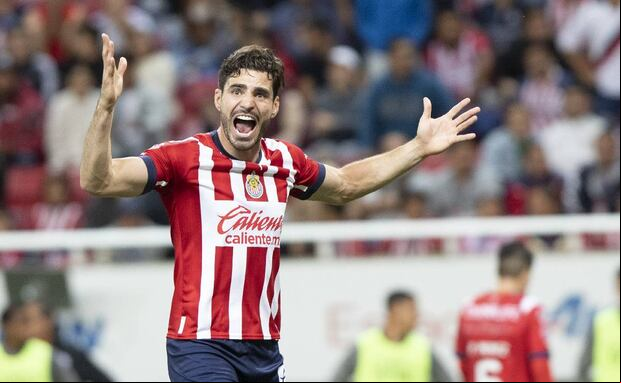 Pollo Briseño con la camiseta de las Chivas. (Foto: AFP)