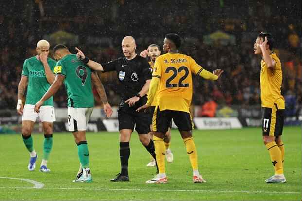 La polémica de Taylor en el partido entre Wolves y Newcastle. (Foto: Getty Images)