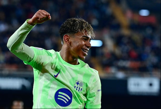 Lamine Yamal se perfila como uno de los favoritos para ganar el Balón de Oro. (Foto: JOSE JORDAN / AFP)